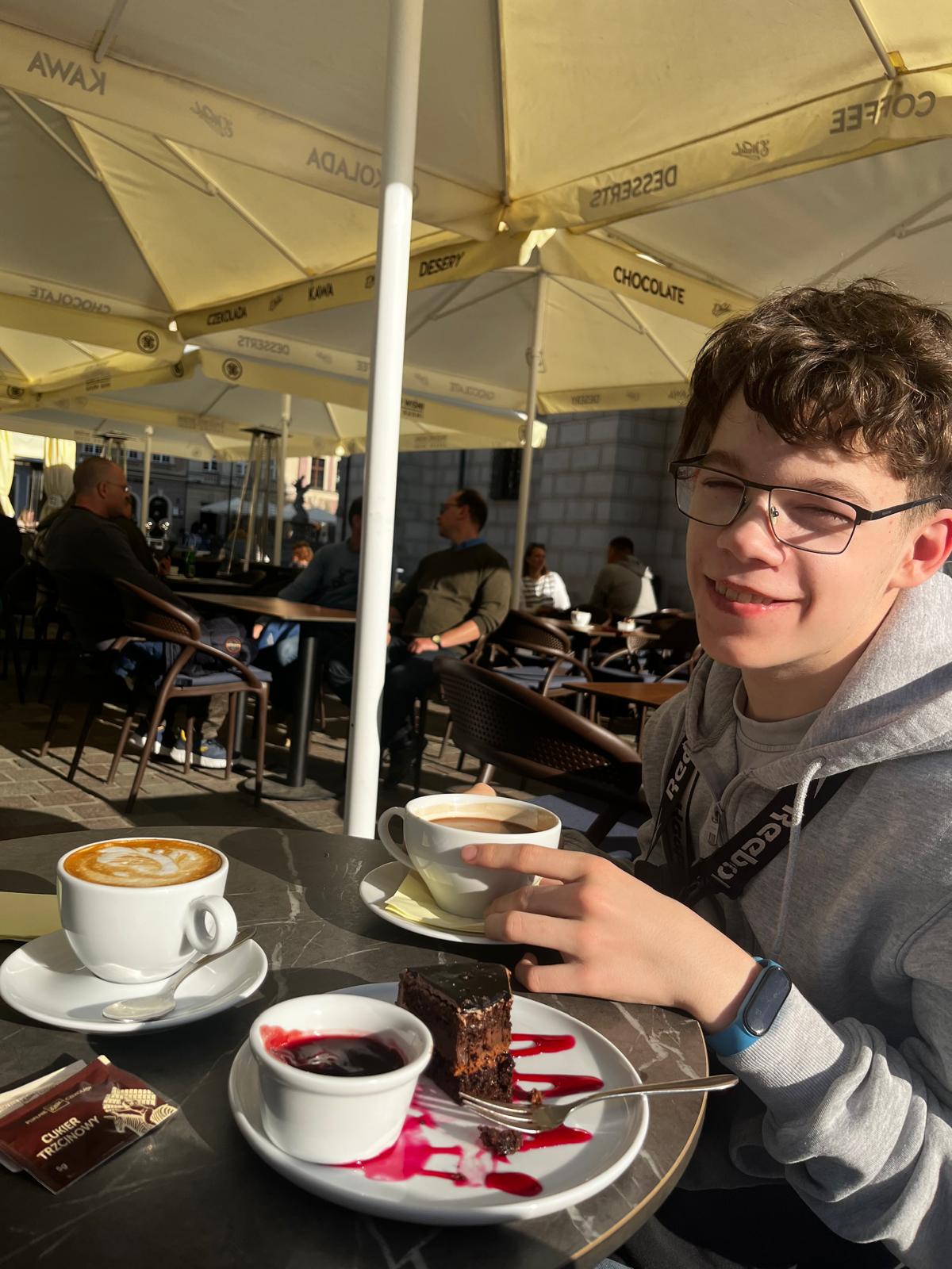 Wiktor w kawiarni — chwila relaksu