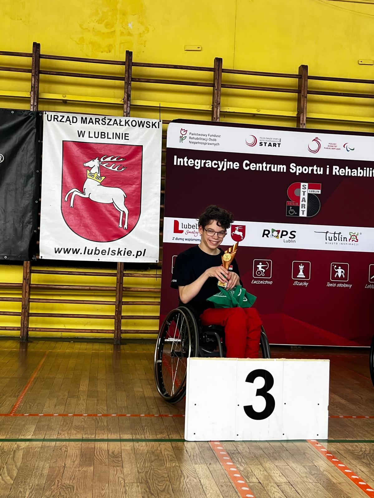 Wiktor z pucharem na podium — 3. miejsce w Integracyjnym Centrum Sportu w Lublinie